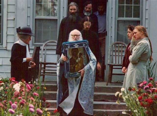 Archim Vladimir with Iveron myrrhstreaming Icon. Fr. Veniamin (Gomartely), the Drobot sisters and N. Derivitskii. 1980s