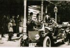 Гетман Украины П.П. Скоропадский стоит в автомобиле. Киев. 1918 г.