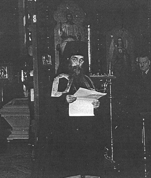 Архимандрит Николас Оно читает свою номинацию проповеди в Харбине