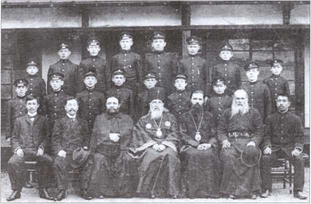 Семинаристы с архиепископом Николаем в монастырском головном уборе и епископом Сергием