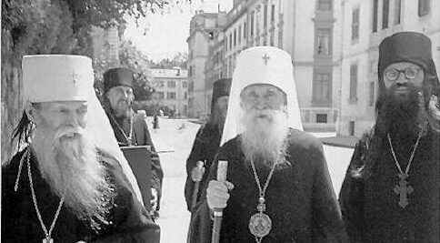 Met. Vladimir (Tikhonitskii) the broadly respected saintly, first hierarch of the exarchate (1947-1959), next to him Archim. Job (Leont'ev) with Kursk-Root Icon, Bishop Nathanael (Lv'vov), Metrop. Anastasii (Gribanovskii), the ROCOR first hierarch (1936-1964) Archim. Leontii (Bartoshevich