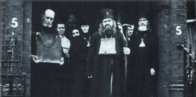 Fr. George Cheremetieff (w. Kursk-Root Icon), Abbess Elisabeth (Ampenoff), Archb. John of W. Europe, Bp. Nikodem of Richmond. The photo is taken in London at the “Russian House” (5 Brechin Place, SW7) after the dedication of the house-chapel by St. John. A part of the house was used by Dr Tatiana Pavlovna Guerken-Glovatsky, a prominent member of the ROCOR parish. The nuns w. M. Elisabeth arrived in London in June, 1954. They stayed at this place until in 1960 when they acquired their current residence in Brondesbury Park. (Caption: N. Mabin, source: internetsobor.org)