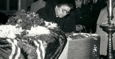 Antonina Vladimirovna bids farewell to Vladyka Nikodem's mortal remains.