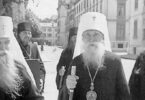 Met. Vladimir (Tikhonitskii) the first hierarch of the exarchate (1947-1959), next to him Archim. Job (Leont'ev) with Kursk-Root Icon, Bishop Nathanael (Lv'vov), Metrop. Anastasii (Gribanovskii), the ROCOR first hierarch (1936-1964) Archim. Leontii (Bartoshevich).