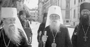 Met. Vladimir (Tikhonitskii) the first hierarch of the exarchate (1947-1959), next to him Archim. Job (Leont'ev) with Kursk-Root Icon, Bishop Nathanael (Lv'vov), Metrop. Anastasii (Gribanovskii), the ROCOR first hierarch (1936-1964) Archim. Leontii (Bartoshevich).