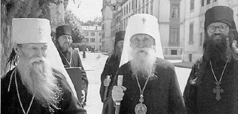 Met. Vladimir (Tikhonitskii) the first hierarch of the exarchate (1947-1959), next to him Archim. Job (Leont'ev) with Kursk-Root Icon, Bishop Nathanael (Lv'vov), Metrop. Anastasii (Gribanovskii), the ROCOR first hierarch (1936-1964) Archim. Leontii (Bartoshevich).